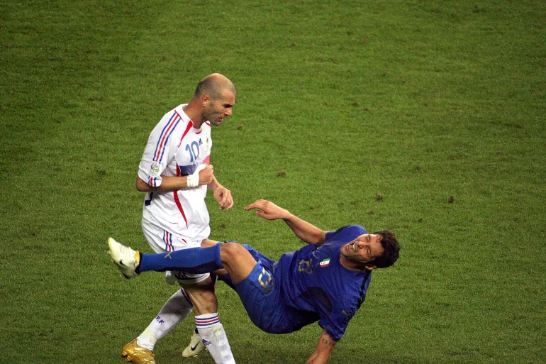 زين الدين زيدان (يسار) بعد نطحه ماتيراتزي في نهائي كأس العالم 2006 بين فرنسا وإيطاليا (الفرنسية)