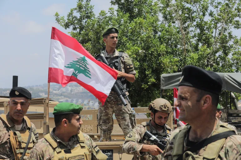 جنود لبنانيون ينتشرون عند مدخل زوطر الغربية بعد تسلم الجيش الأمن فيها (الفرنسية)
