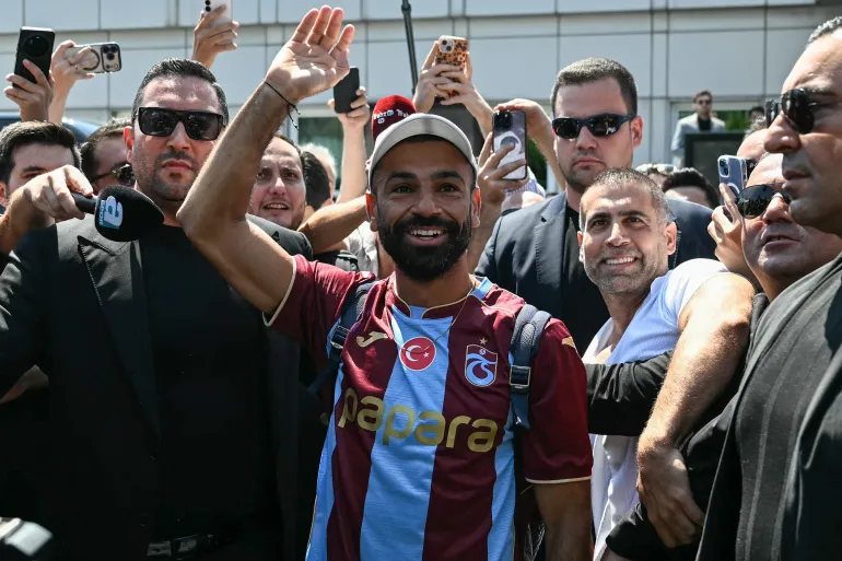 النجم المصري محمد صلاح يلقى استقبالا حافلا من أنصار نادي طرابزون سبور التركي (الفرنسية)