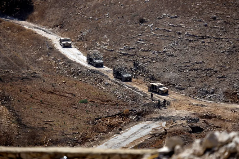 A photograph taken from the southern Lebanese village of Chaqra shows an Israeli military convoy driving through the nearby area of Wadi al-Slouki on August 21, 2026.
قوات الجيش الإسرائيلي في جنوب لبنان (الفرنسية)
