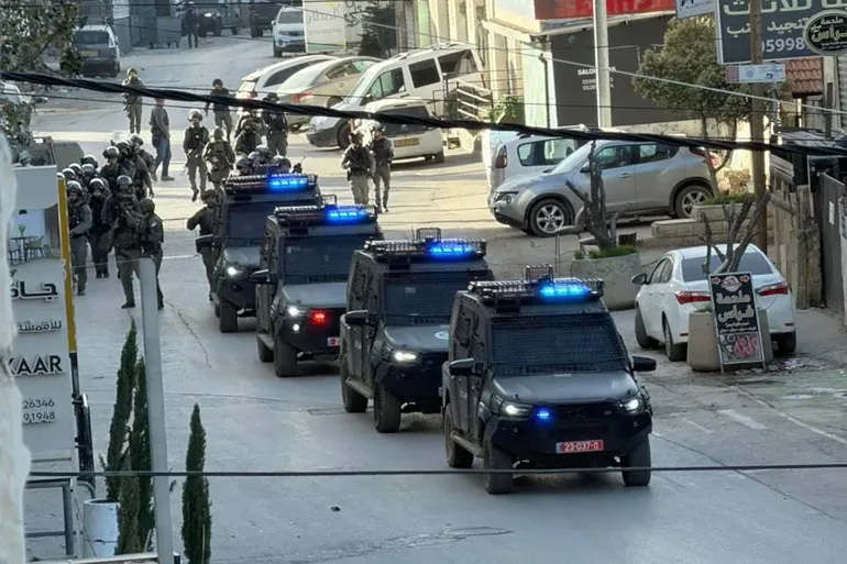 قوات الاحتلال تنفذ اقتحام كفر عقب شمال القدس وتستخدم مواطناً درعاً بشرياً