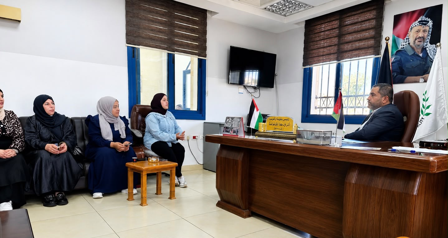 جمعية المرأة العاملة تعزز الشراكة بين مجلس الظل وبلدية ترقوميا لتمكين النساء