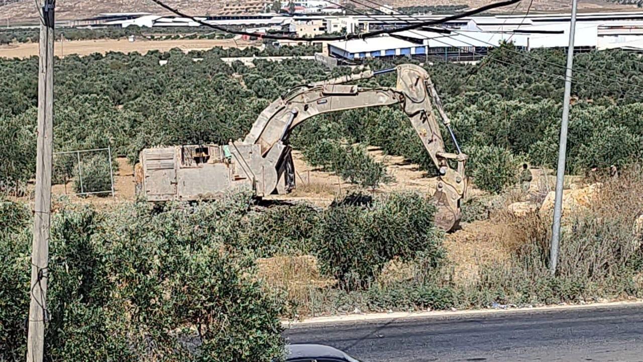 جرافات الاحتلال والمستوطنون يجرفون أراضٍ بجنين ورام الله