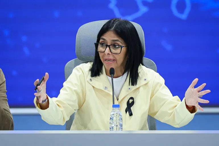 الرئيسة الفنزويلية المؤقتة ديلسي رودريغيز تدعم صفقة النفط مع الولايات المتحدة (غيتي)