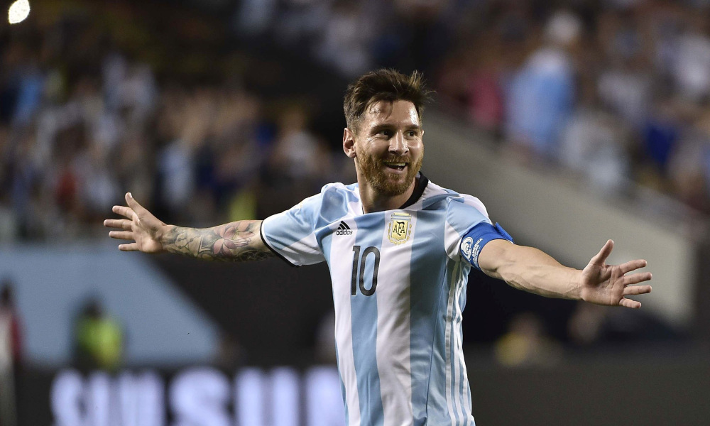 ليونيل ميسي بقميص منتخب الأرجنتين عقب قرار ميسي يعلن اعتزاله اللعب الدولي