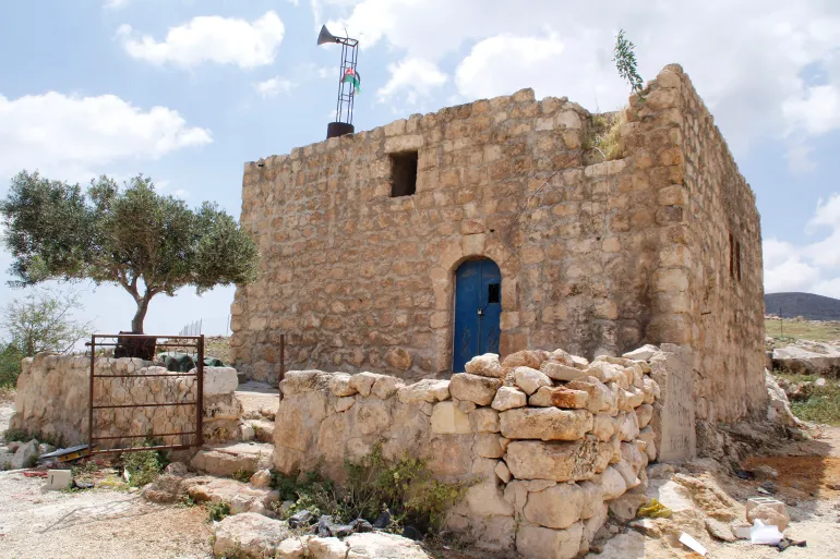 بيت الشيخ مبنى عثماني في طانا ظل صامدا واتخذه الأهالي مأوى ثم مدرسة ومسجدا