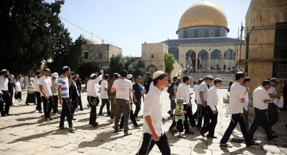 اقتحم أكثر من 1128 مستوطناً باحات الأقصى خلال الأسبوع الأخير من يوليو وسط تسهيلات من الاحتلال وتصاعد دعوات الرباط لحماية المسجد.