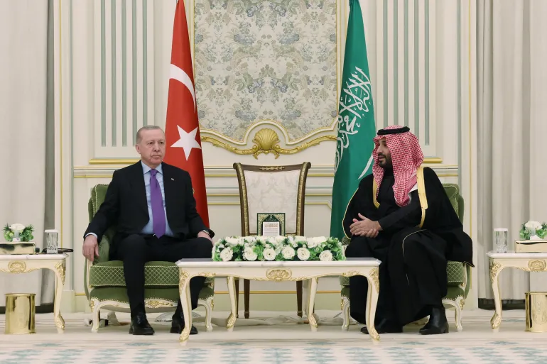 ولي العهد السعودي (يمين) استقبل الرئيس التركي في الرياض في فبراير الماضي (رويترز)