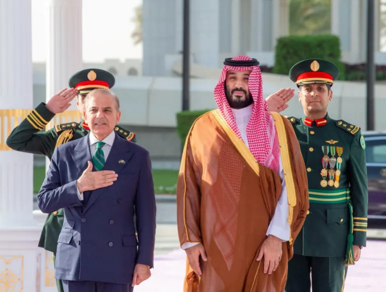 ولي العهد السعودي (يمين) خلال استقبال رئيس الوزراء الباكستاني في الرياض في سبتمبر الماضي (رويترز)