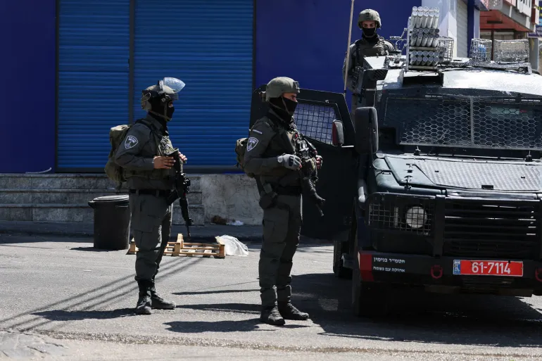 انتشار قوات إسرائيلية في مدن بالضفة الغربية المحتلة (رويترز)