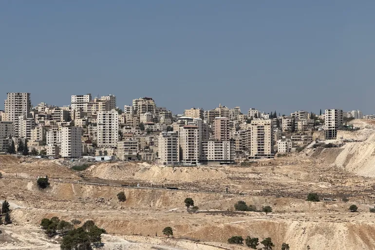 مشهد لقرية الزعيم -ومن أمامها شارع معاليه أدوميم- والتي سيتم عزلها عن هذا الشارع حسب مخطط "إي1" الإسرائيلي (الجزيرة)