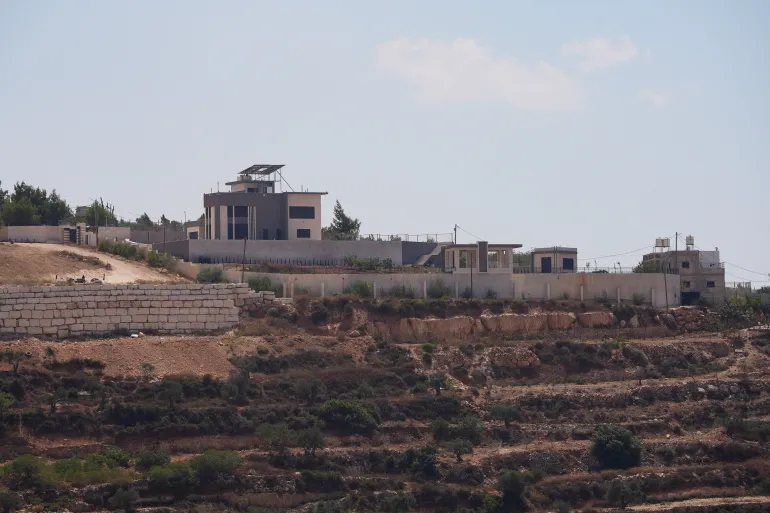جيش الاحتلال الإسرائيلي أجبر عائلات فلسطينية على إخلاء منازلها ليقيم فيها حتى الأحد (رويترز)