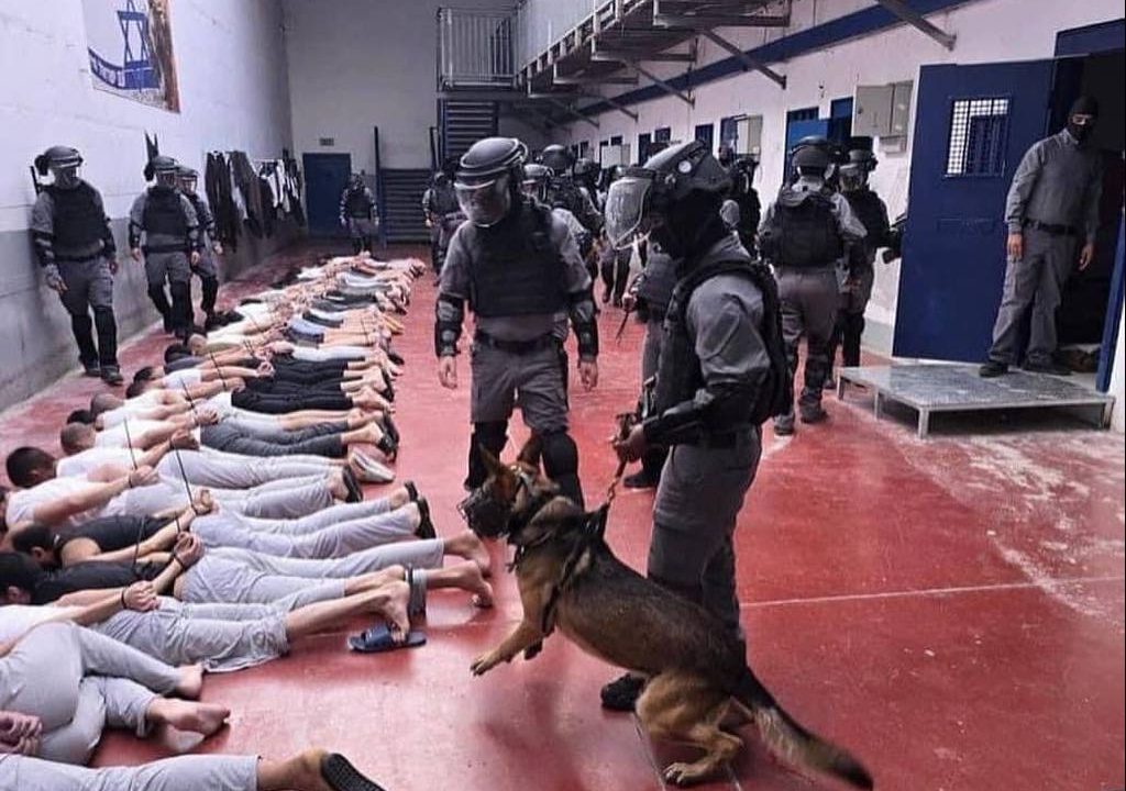 اقتحام وتنكيل بأسرى غزة في سجن الرملة