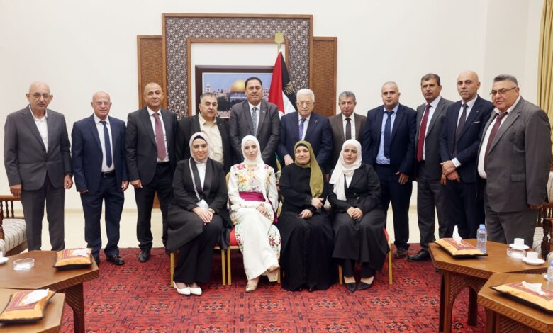 الرئيس محمود عباس يستقبل رئيس وأعضاء مجلس بلدي طوباس في مقر الرئاسة بمدينة رام الله