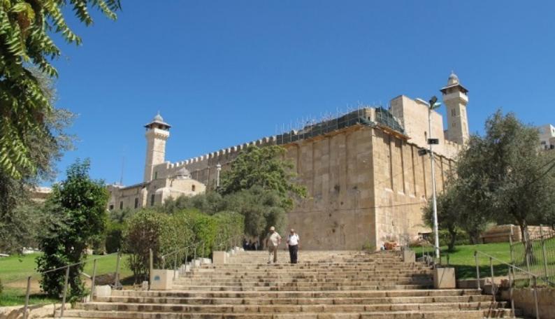 المسجد الإبراهيمي في الخليل عقب منع رفع أذان الفجر بالحرم الإبراهيمي وإبعاد طواقمه
