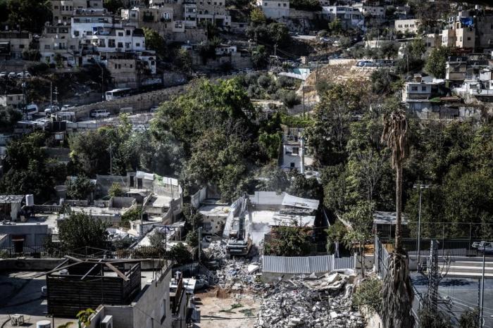 جرافات الاحتلال أثناء تنفيذ هدم عمارة سكنية في سلوان بحي البستان جنوب المسجد الأقصى