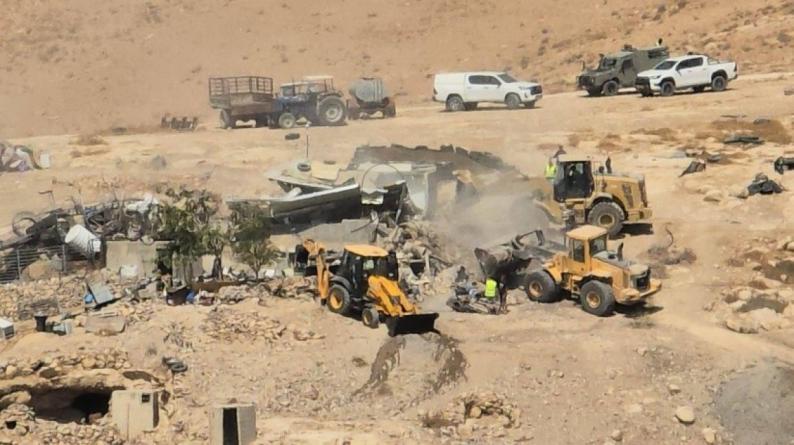 ركام المنازل المهدمة في مسافر يطا عقب إعلان بتسيلم تؤكد تهجير سكان خربة التبان بالكامل
