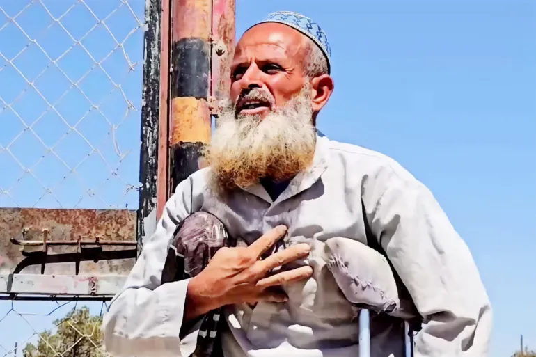 المواطن الشيخ سعيد العمور الذي فقد ساقه واعتقل 5 مرات