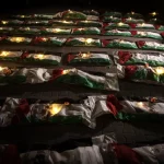 وداع جثامين 100 شهيد بعد انتشالهم من تحت الأنقاض في منطقة الزيتون بمدينة غزة (الأناضول)