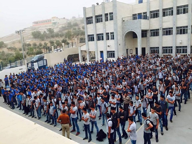 طلاب المدارس في الضفة الغربية يتوجهون إلى مقاعد الدراسة في أول أيام العام الدراسي