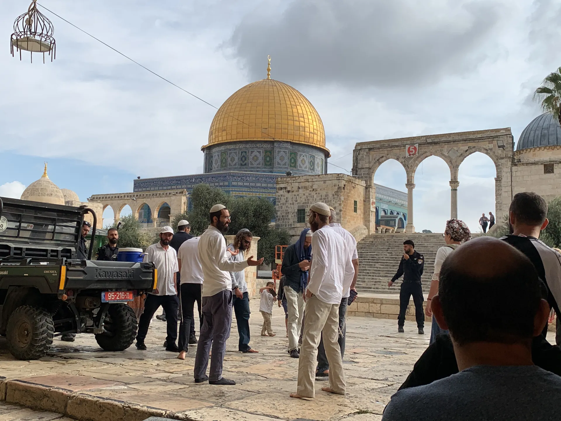 مستوطنون يقتحمون باحات المسجد الأقصى بحراسة مشددة من شرطة الاحتلال