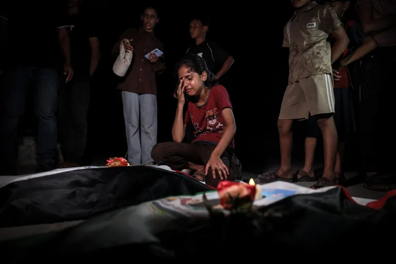 فلسطينيون يودعون جثامين أقاربهم التي انتُشلت من تحت أنقاض مبانٍ استهدفتها غارات عسكرية إسرائيلية في حي الزيتون بمدينة غزة (الأناضول)