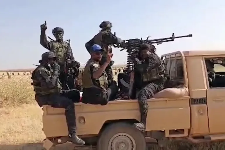 الجيش السوداني والقوات المتحالفة معه أثناء التقدم غربي مدينة العباسية تقلي بولاية جنوب كردفان (الجزيرة)