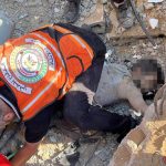 فرق الإنقاذ والدفاع المدني أثناء انتشال الجثامين من تحت الركام