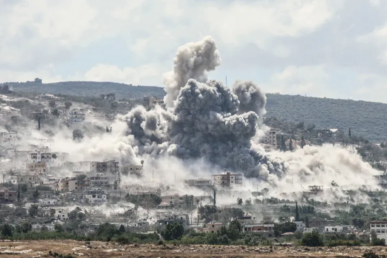 غارة جوية إسرائيلية سابقة استهدفت قرية المنصوري بالجنوب اللبناني (الفرنسية)