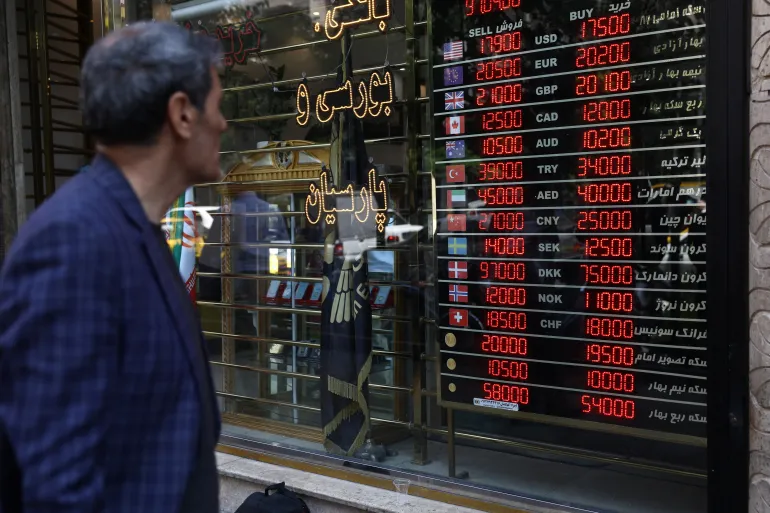 العقوبات الاقتصادية أدت إلى انخفاض كبير في سعر صرف الريال الإيراني مقابل الدولار (رويترز-أرشيف)
